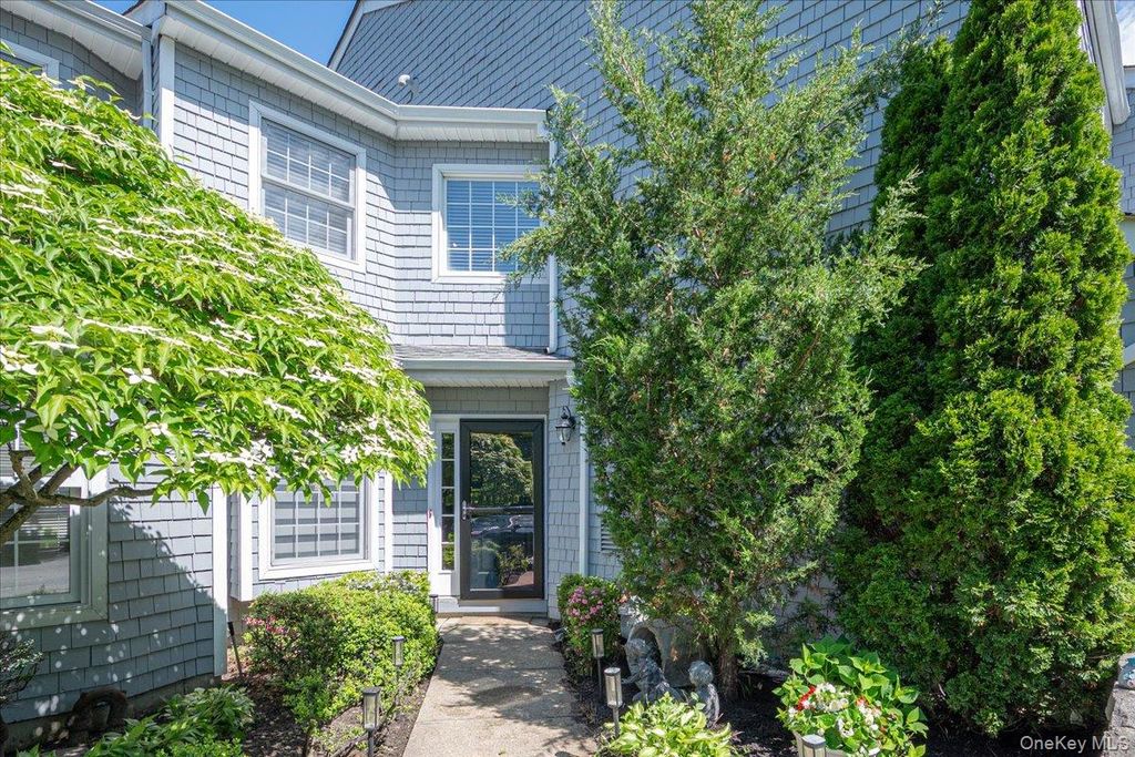 55 Lakebridge Drive S, Kings Park, NY 11754