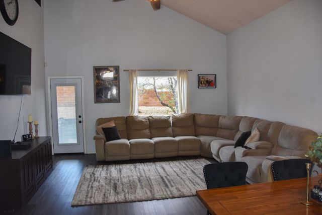 96 Avenida Jardin, Los Lunas, NM 87031