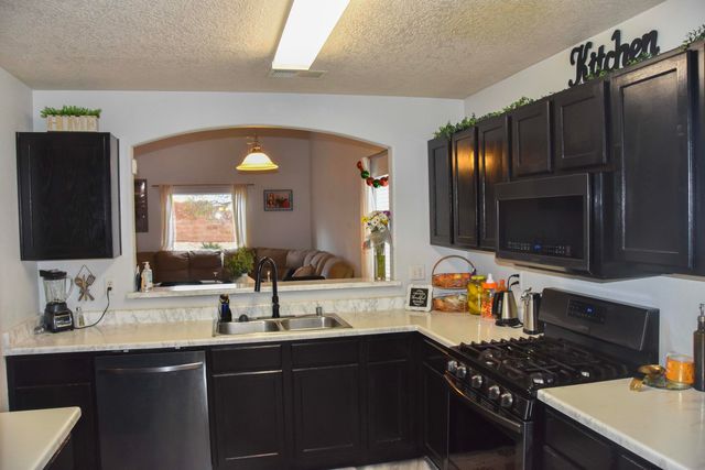 96 Avenida Jardin, Los Lunas, NM 87031