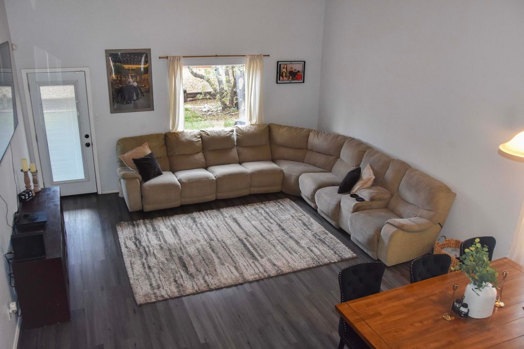 Image 11 of property listing at 96 Avenida Jardin, Los Lunas, NM 87031