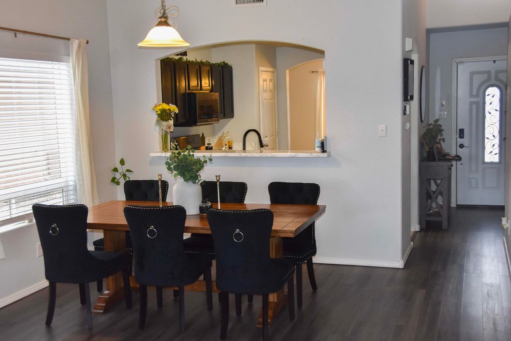 Image 5 of property listing at 96 Avenida Jardin, Los Lunas, NM 87031