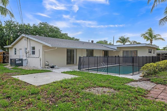 4818 NW 8th St, Plantation, FL 33317
