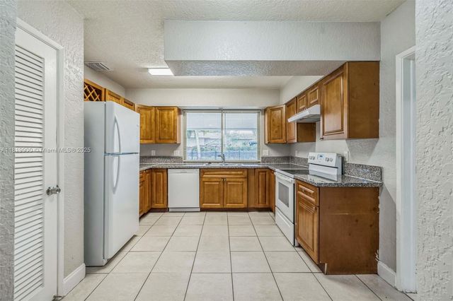 4818 NW 8th St, Plantation, FL 33317