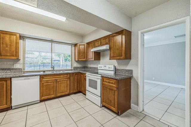4818 NW 8th St, Plantation, FL 33317