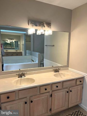 4195 NANTUCKET DR, Mechanicsburg, PA 17050