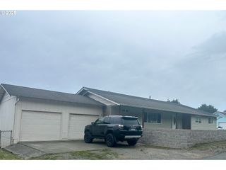 711 1ST St, Brookings, OR 97415