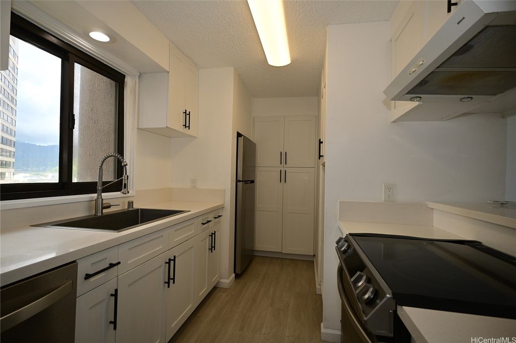 581 Kamoku Street 3002, Honolulu, HI 96826