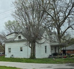 109 S 6th St, Elsberry, MO 63343
