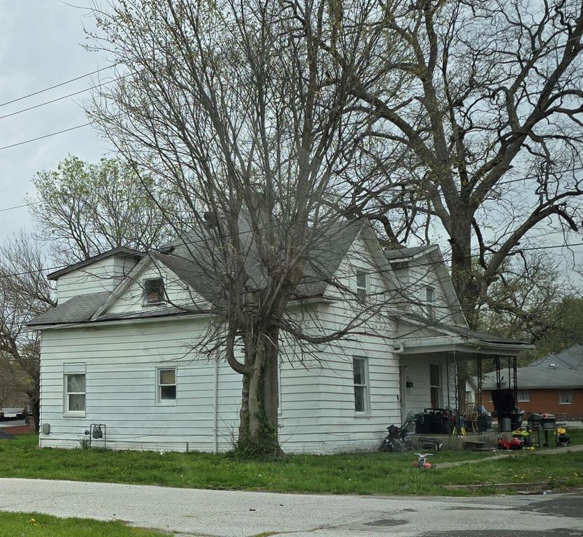 109 S 6th St, Elsberry, MO 63343