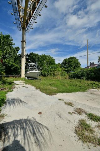 321 NW 37th St, Miami, FL 33127