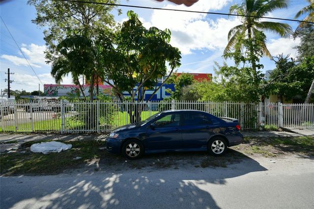 321 NW 37th St, Miami, FL 33127