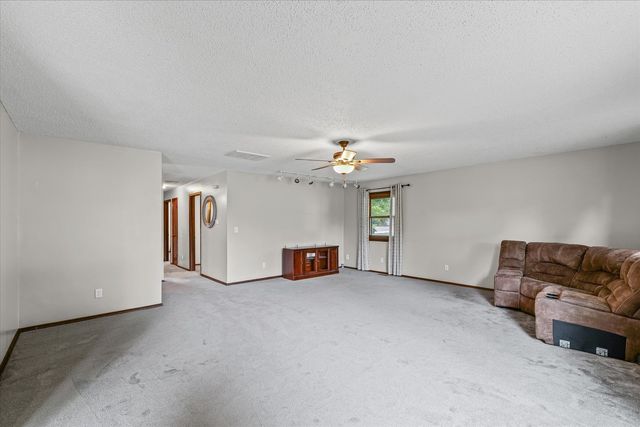 1001 W Dianne Lane, Mahomet, IL 61853