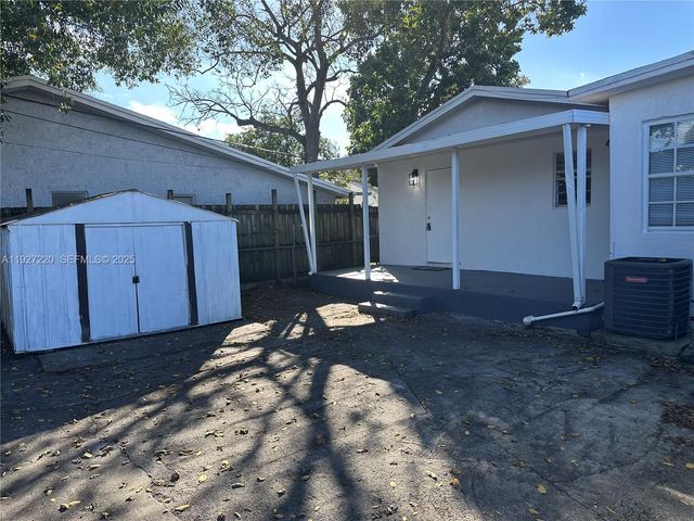 1920 NW 4th St B, Miami, FL 33125