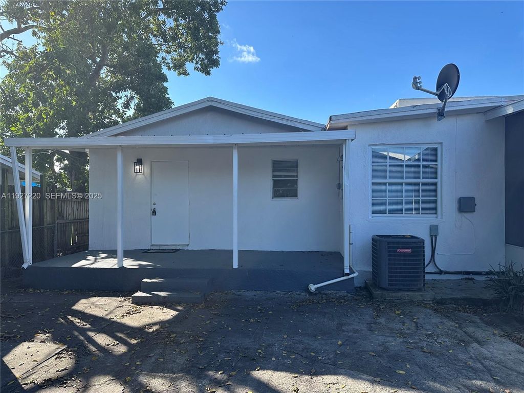 1920 NW 4th St B, Miami, FL 33125