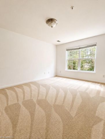 7104 W Friendly Avenue 207, Greensboro, NC 27410