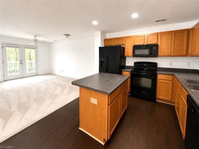 7104 W Friendly Avenue 207, Greensboro, NC 27410