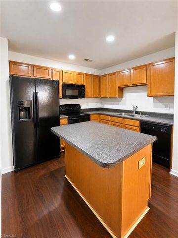 7104 W Friendly Avenue 207, Greensboro, NC 27410