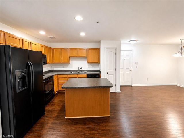 7104 W Friendly Avenue 207, Greensboro, NC 27410