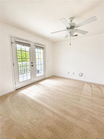 7104 W Friendly Avenue 207, Greensboro, NC 27410