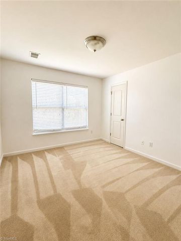 7104 W Friendly Avenue 207, Greensboro, NC 27410