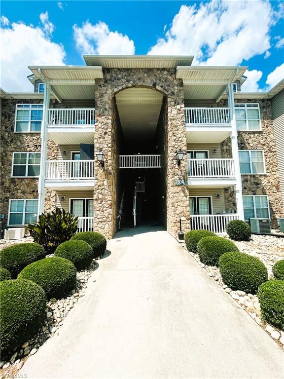 7104 W Friendly Avenue 207, Greensboro, NC 27410