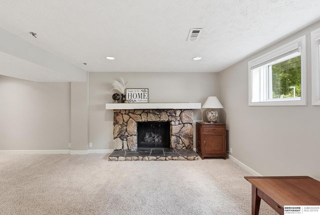 5709 N 115th Circle, Omaha, NE 68164