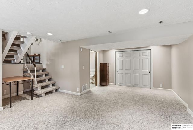 5709 N 115th Circle, Omaha, NE 68164