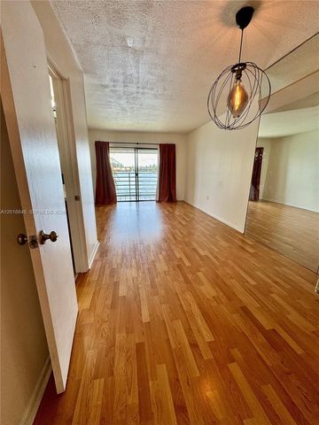 2762 W 60th St 53, Hialeah, FL 33016