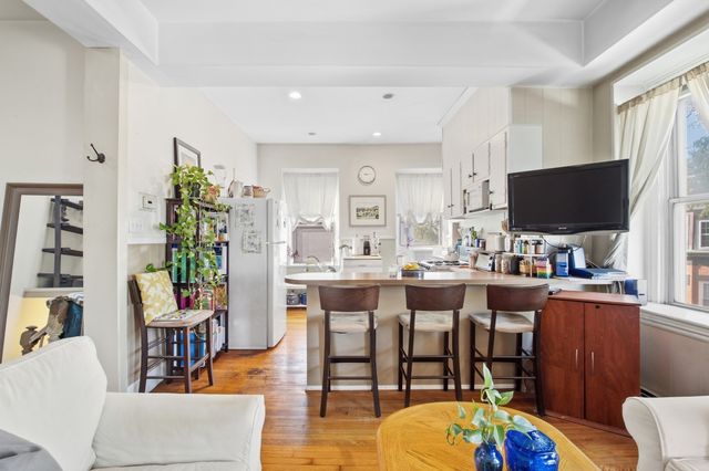 513-515 E 6th St 3, Boston, MA 02127