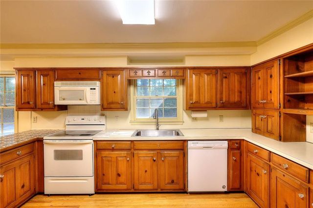 1786 SW Bear Cave SW, Lilburn, GA 30047