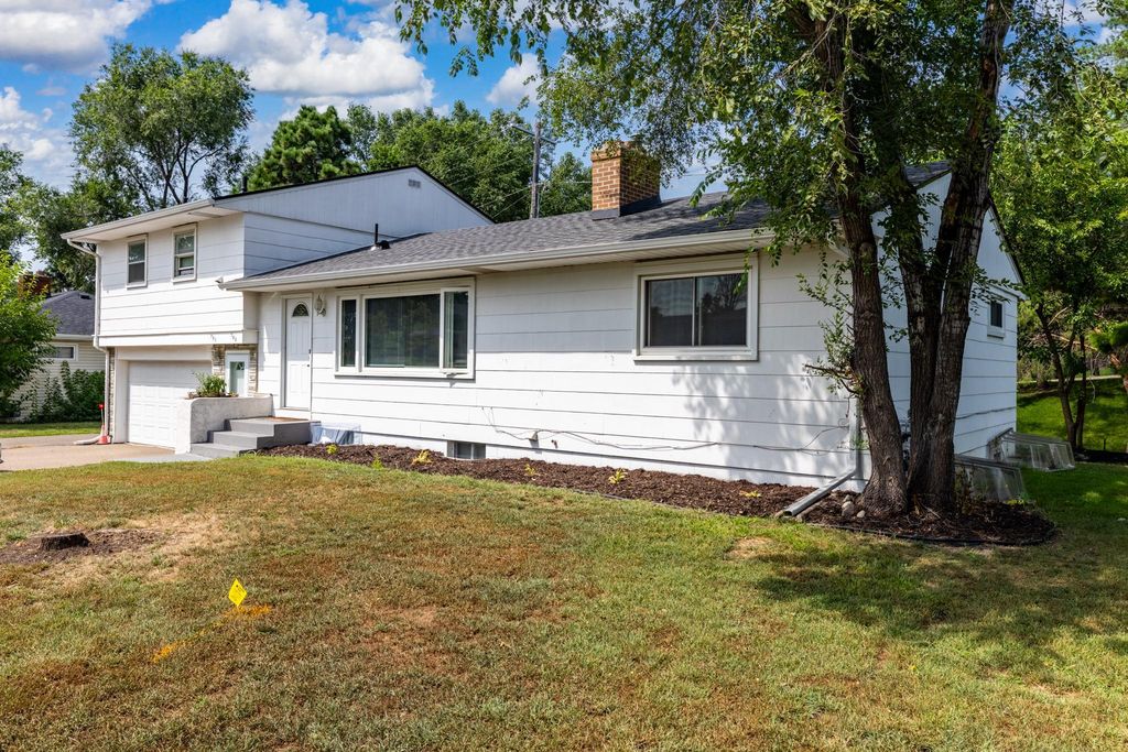 725 Robinwood Lane, Hopkins, MN 55305 — photo 2