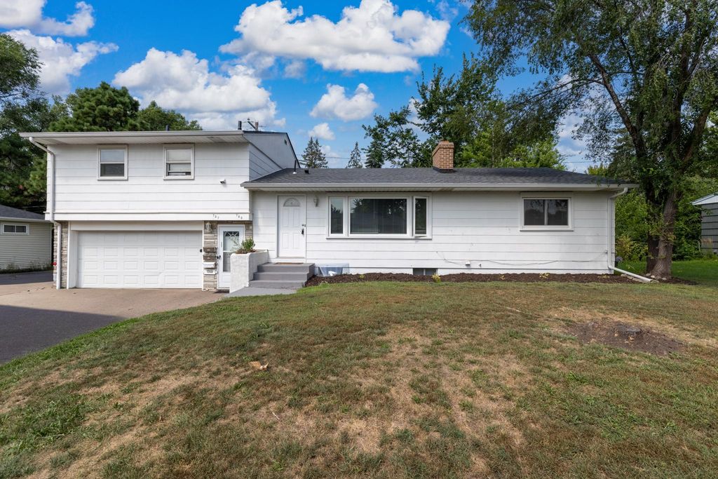 725 Robinwood Lane, Hopkins, MN 55305 — photo 3