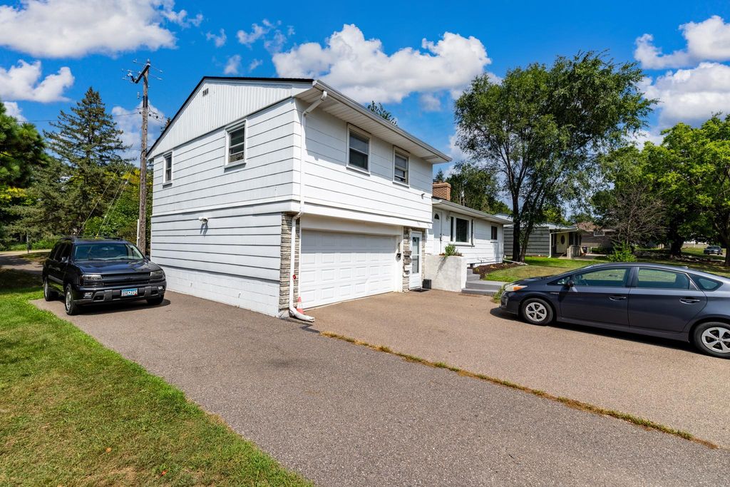 725 Robinwood Lane, Hopkins, MN 55305 — photo 4