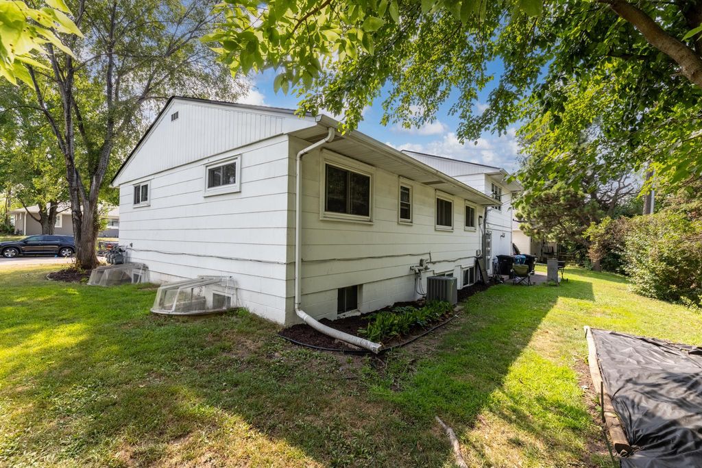 725 Robinwood Lane, Hopkins, MN 55305 — photo 5