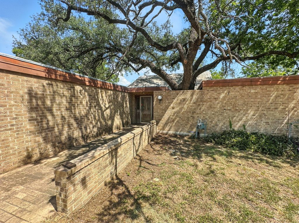 601 E Henry Street, Hamilton, TX 76531