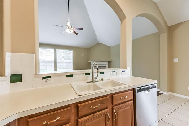 1002 Bristol Way, Pearland, TX 77584