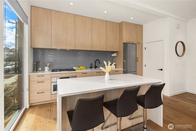 73 E Lynn St, Seattle, WA 98102