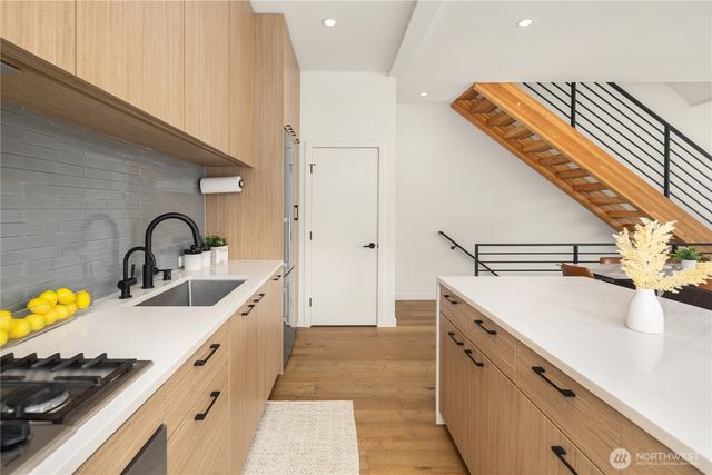 73 E Lynn St, Seattle, WA 98102