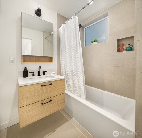 73 E Lynn St, Seattle, WA 98102