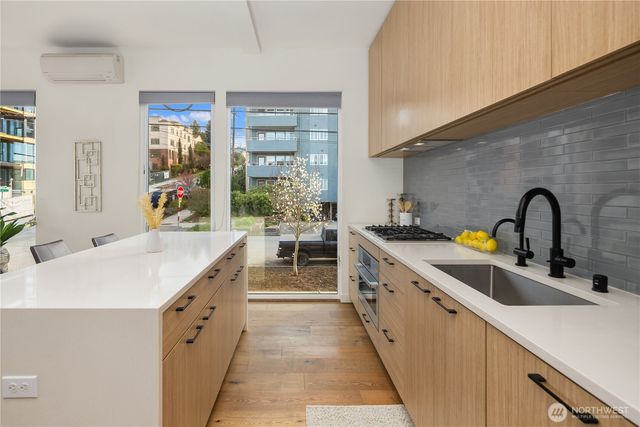 73 E Lynn St, Seattle, WA 98102