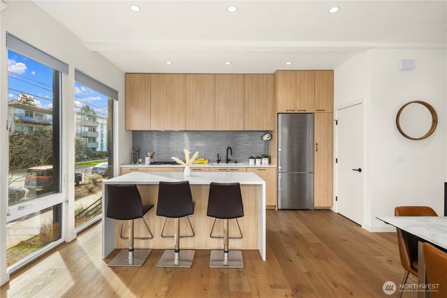 73 E Lynn St, Seattle, WA 98102