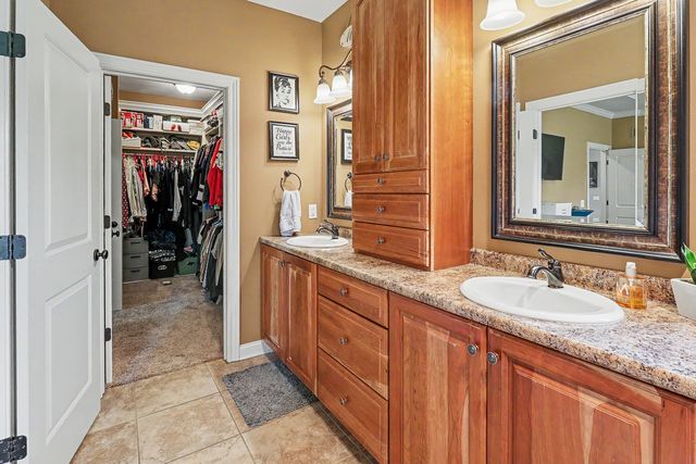 1812 W 3rd Street, Pella, IA 50219