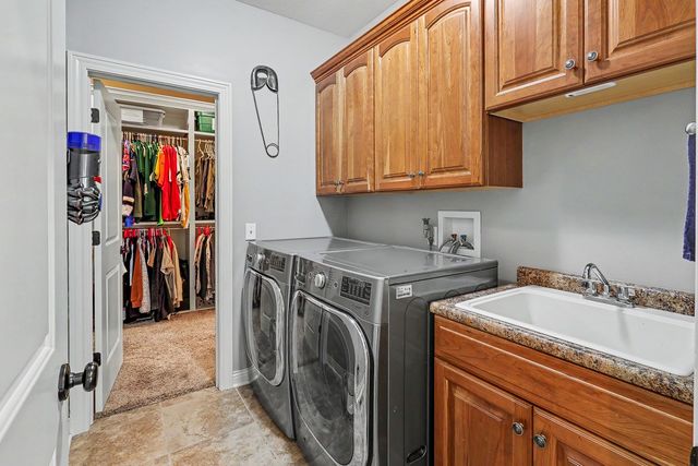1812 W 3rd Street, Pella, IA 50219