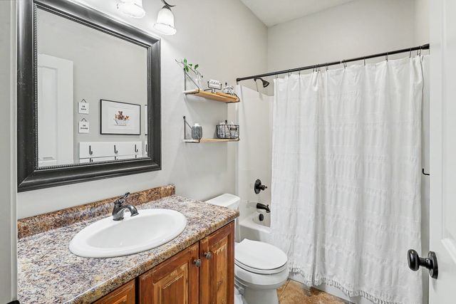 1812 W 3rd Street, Pella, IA 50219