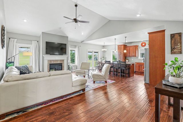 1812 W 3rd Street, Pella, IA 50219