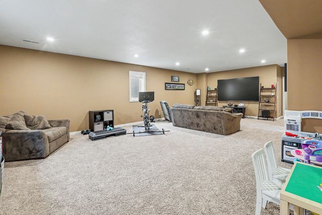 1812 W 3rd Street, Pella, IA 50219