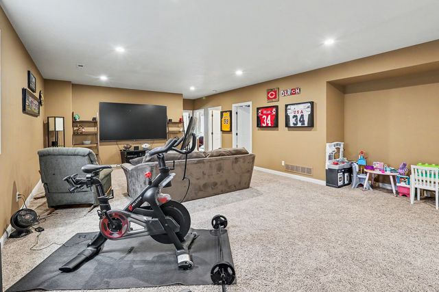 1812 W 3rd Street, Pella, IA 50219