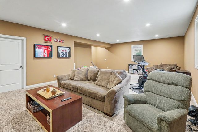 1812 W 3rd Street, Pella, IA 50219