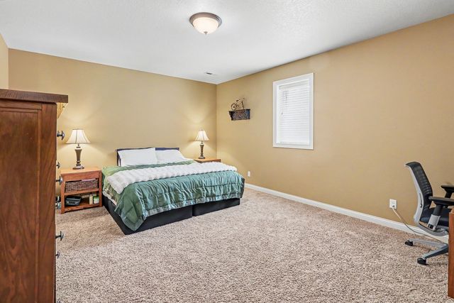 1812 W 3rd Street, Pella, IA 50219