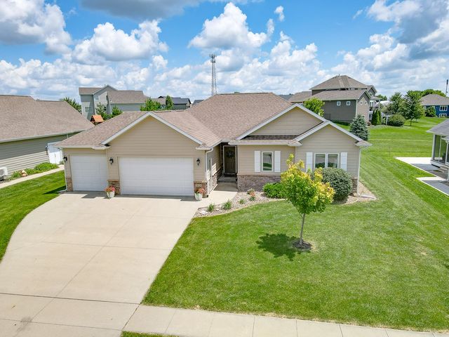 1812 W 3rd Street, Pella, IA 50219